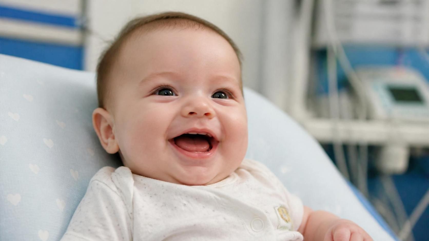 découvrez les causes et les implications de la double gencive chez bébé pour mieux comprendre ce phénomène et assurer le bien-être de votre enfant.