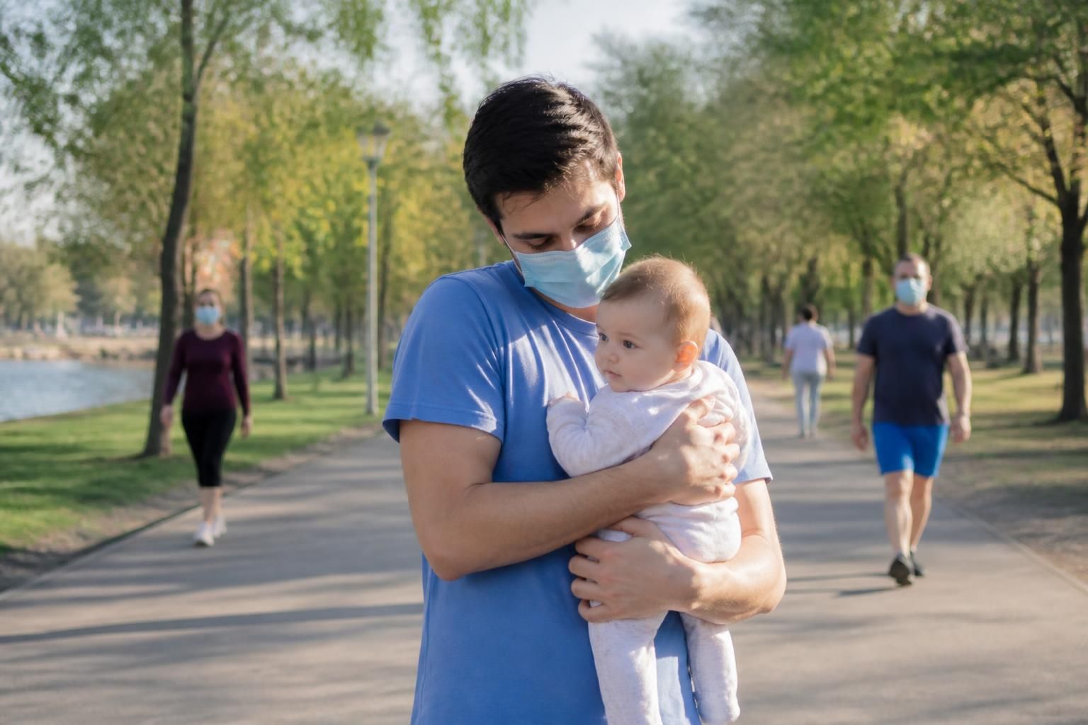 découvrez les conseils et précautions pour sortir en toute sécurité avec un bébé non vacciné, en protégeant sa santé et celle de votre entourage.