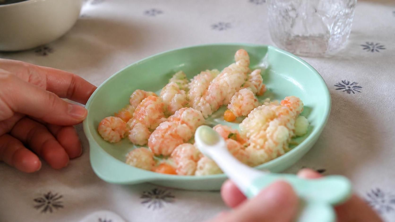 découvrez à quel âge il est recommandé de faire découvrir les crevettes bébé aux enfants, avec des conseils pour une dégustation sûre et adaptée.