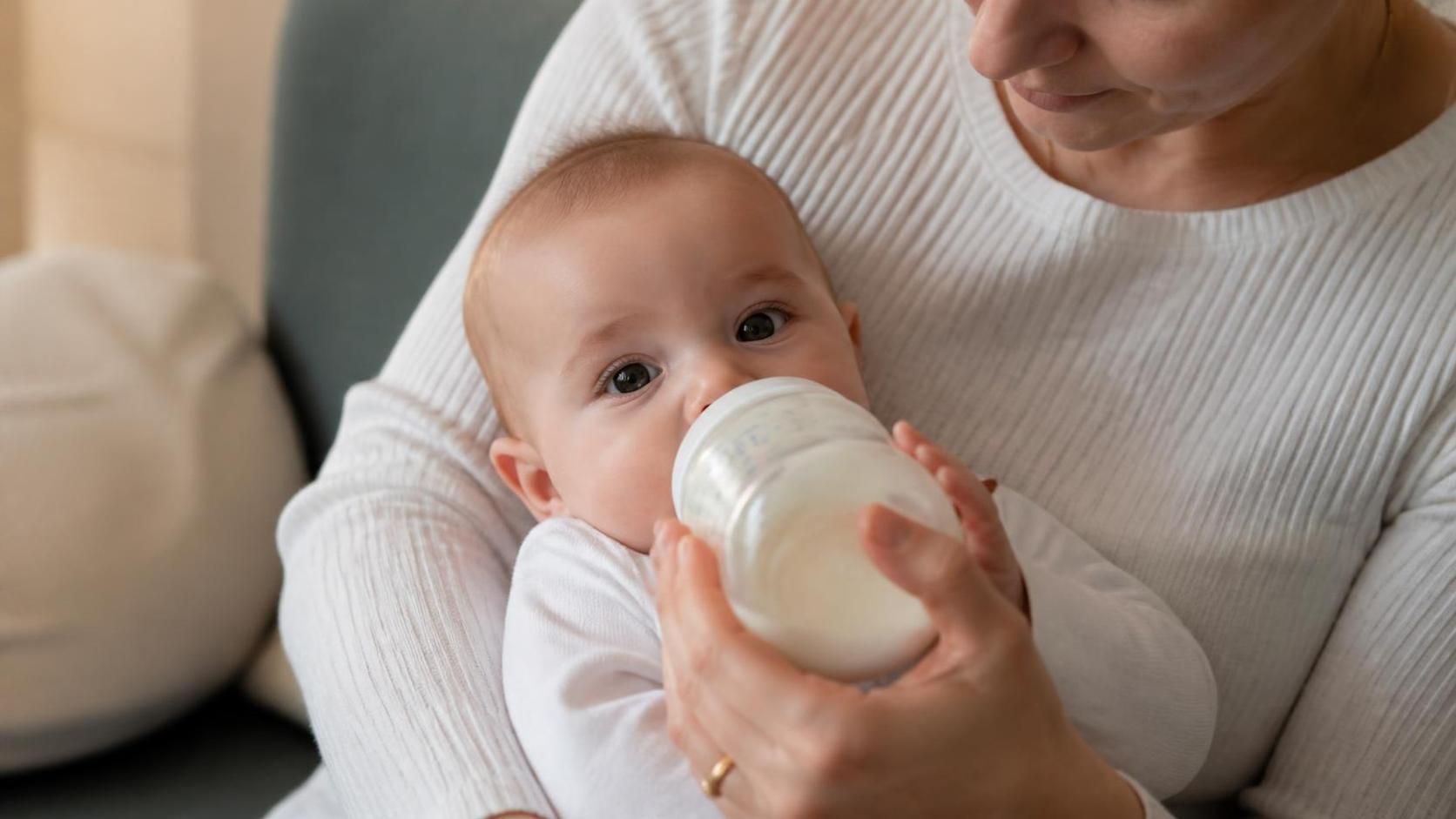 découvrez des conseils et solutions pratiques pour aider votre bébé qui refuse le biberon, et facilitez ainsi les repas en toute sérénité.